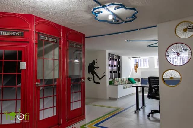 Cabina telefónica roja para llamadas privadas en Tu-Ofi