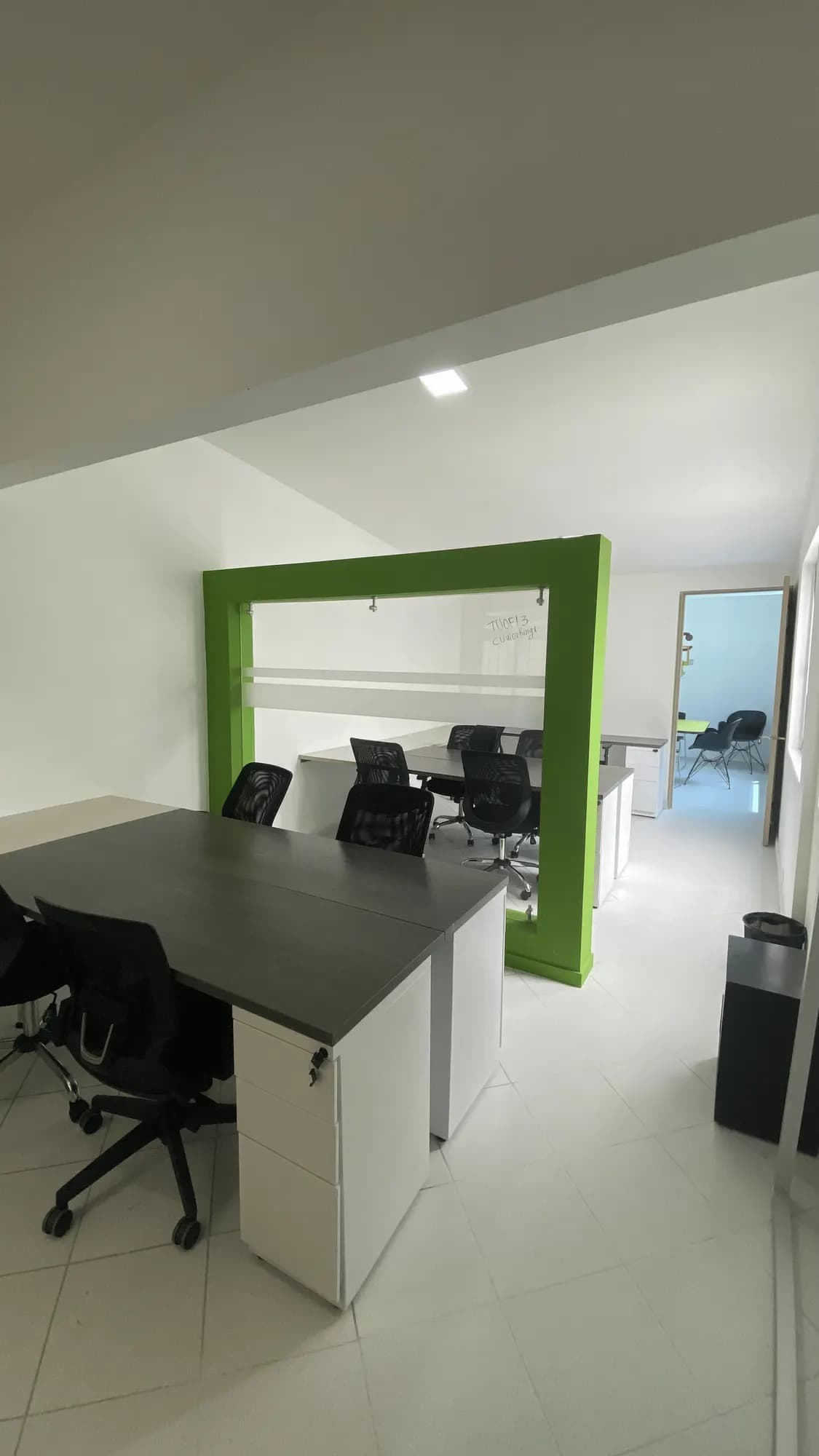 Oficina privada con escritorios y ventana